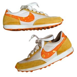 Women's Nike Wmns Daybreak 'Paisley Swoosh Pale Ivory Magma Orange